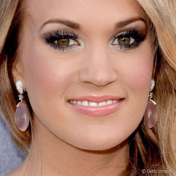 Carrie Underwood escolheu sombra marrom e canto interno iluminado. O volume dos c?lios deu glamour extra ao visual da cantora 